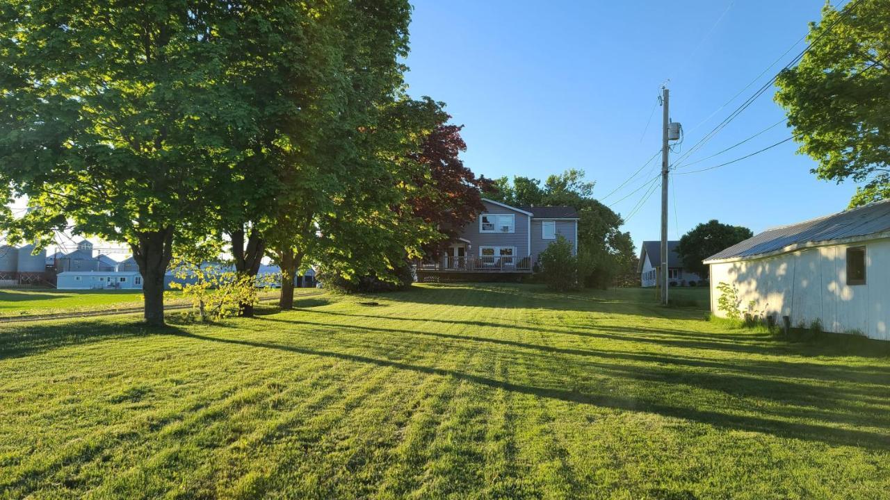 Small Town Bound Inn Montague 외부 사진