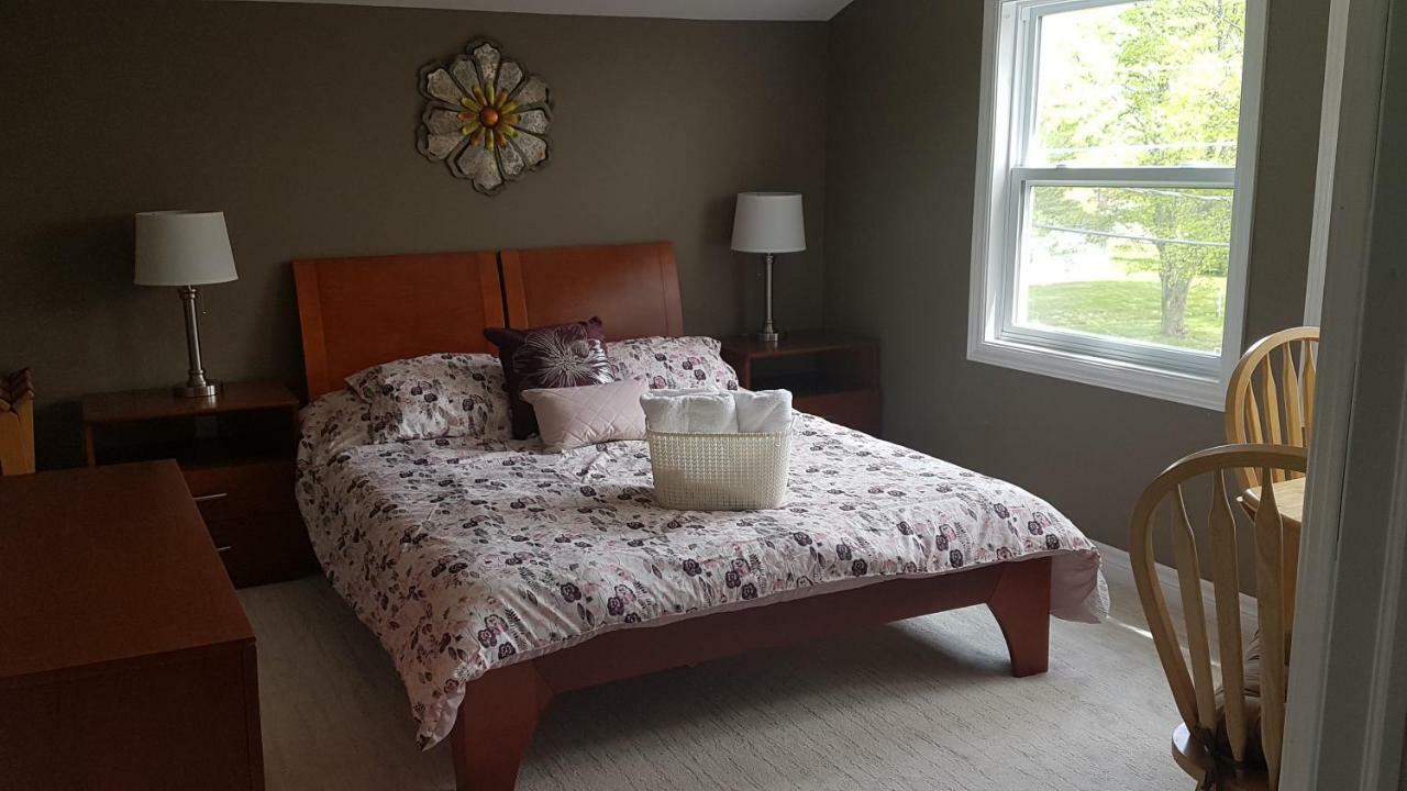Small Town Bound Inn Montague 외부 사진